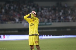 包含赛地聚焦——社区盾今晨热度飙升，AC米兰再遭质疑，球迷炸锅，赛季目标并未改变的词条-体育直播